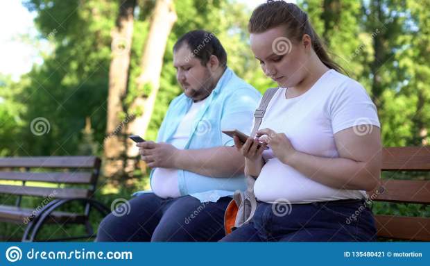 giovani-coppie-obese-che-chiacchierano-nelle-reti-sociali-durante-la-data-timido-ed-insicuro-135480421